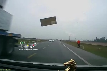 Tấm thạch cao "từ trên trời rơi xuống" kính lái ô tô khiến tài xế hú vía