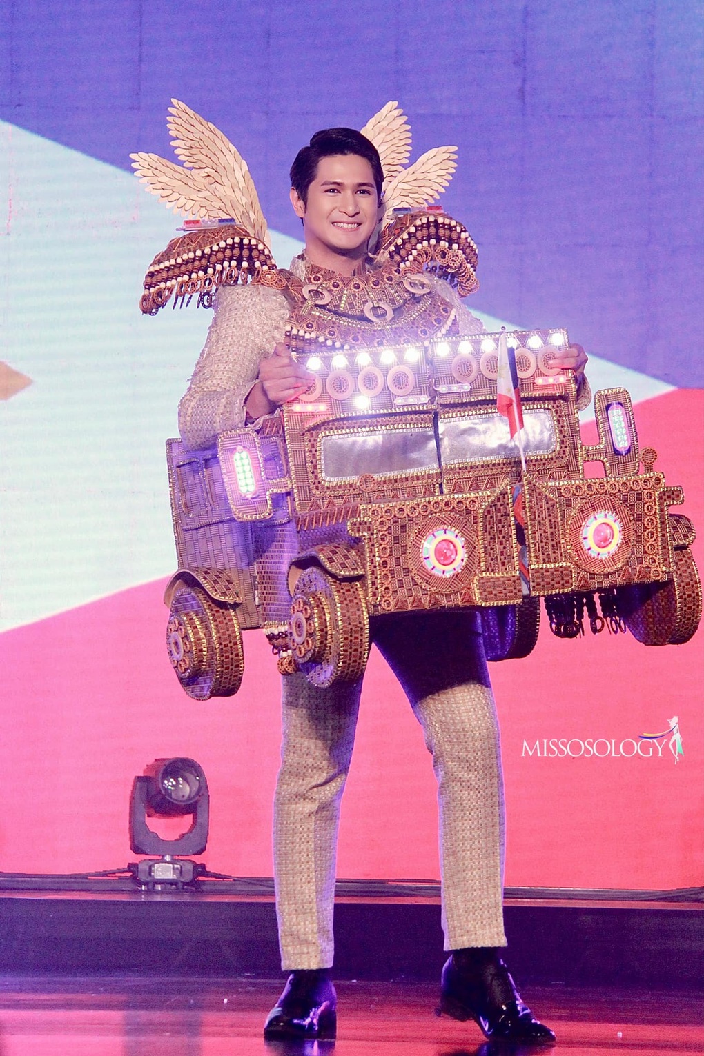 Loạt trang phục kiệm vải gây tranh cãi của thí sinh Nam vương Toàn cầu 2022 - 8