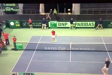 Tình huống Denis Shapovalov đánh bóng trúng mặt trọng tài