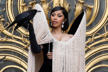 Cardi B gây sốc khi diện váy nhô cao đến đỉnh đầu, tạo dáng cùng quạ đen