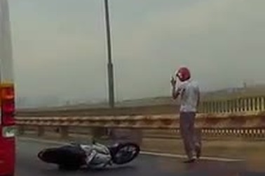 Đi xe máy tốc độ nhanh rồi tự ngã ngay trước mũi xe buýt