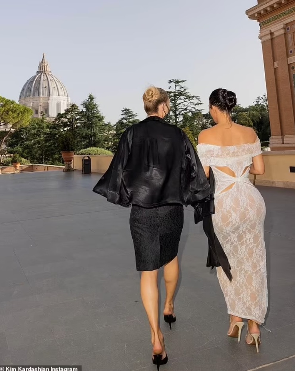 Mặc hở bạo khi tới thăm Vatican, nữ tỷ phú Kim Kardashian bị chỉ trích - 7