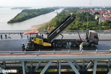 Những hình ảnh mới nhất của "đại công trường" sửa chữa mặt cầu Thăng Long