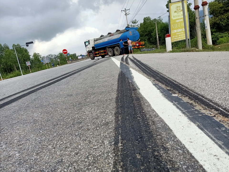 Xe bồn đâm xe con lật nhiều vòng, 2 cán bộ ngân hàng may mắn thoát chết - 1 Xe bồn đâm xe con lật nhiều vòng, 2 cán bộ ngân hàng may mắn thoát chết - 1