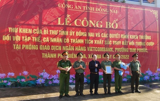 Phó bí thư Tỉnh ủy, Trưởng đoàn đại biểu Quốc hội tỉnh, Quản Minh Cường trao bằng khen của UBND tỉnh cho tập thể Công an tỉnh.