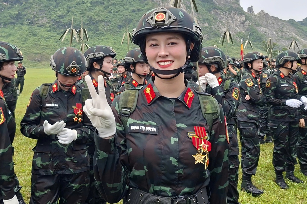 Nữ chiến sĩ A80 kể lại khoảnh khắc tương tác gây sốt với nam quân nhân Nga - 2 Nữ chiến sĩ A80 kể lại khoảnh khắc tương tác gây sốt với nam quân nhân Nga - 2