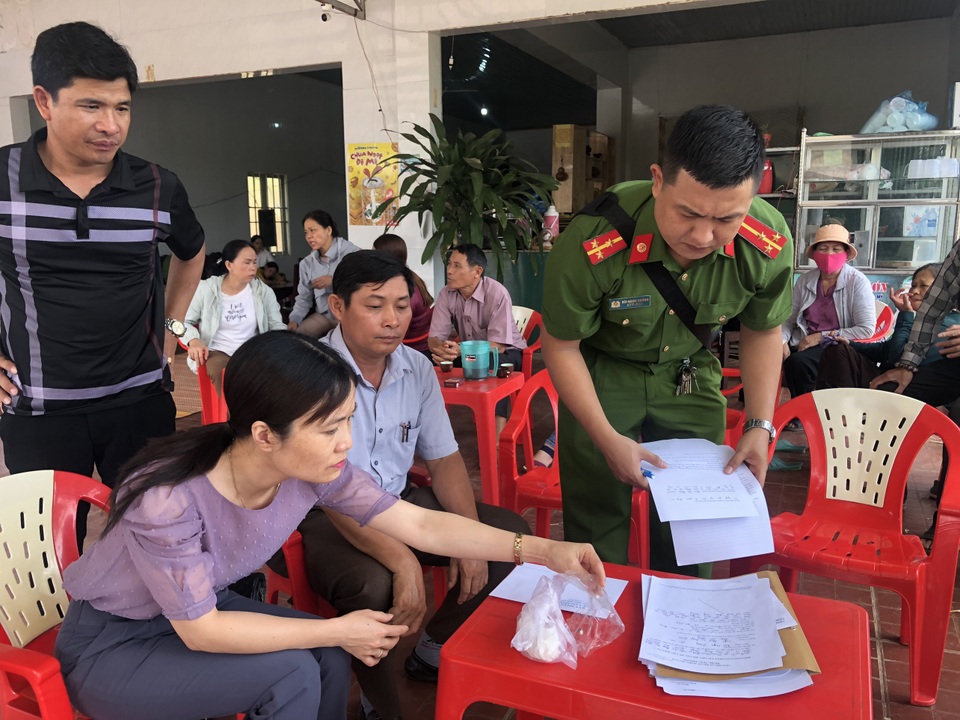 Ăn nhầm bả chó có hình kẹo mút, hai bé gái 4 tuổi thương vong - 3 Ăn nhầm bả chó có hình kẹo mút, hai bé gái 4 tuổi thương vong - 3