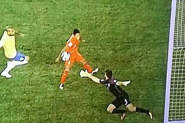 Cận cảnh bàn thắng… bằng tay tiễn Brazil về nước sớm
