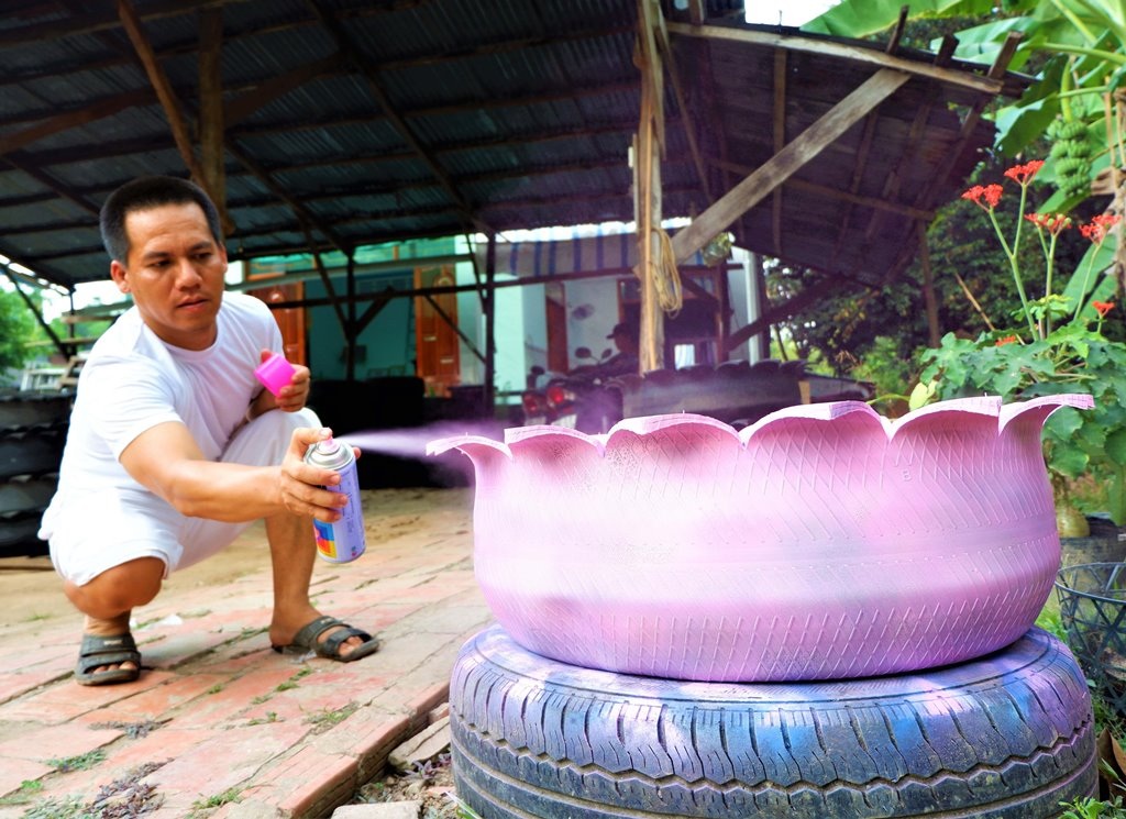 Anh nông dân miền Tây biến lốp xe cũ thành chậu cây cảnh siêu đẹp - 3
