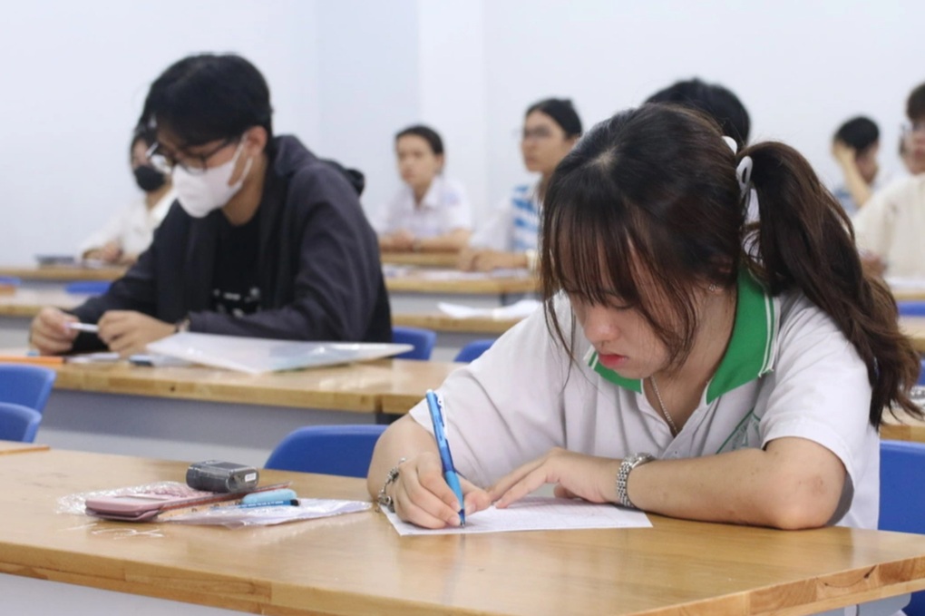 Thí sinh tố giám thị làm mất 30 phút làm bài kỳ thi vào ĐH lớn nhất nước - 1 Thí sinh tố giám thị làm mất 30 phút làm bài kỳ thi vào ĐH lớn nhất nước - 1