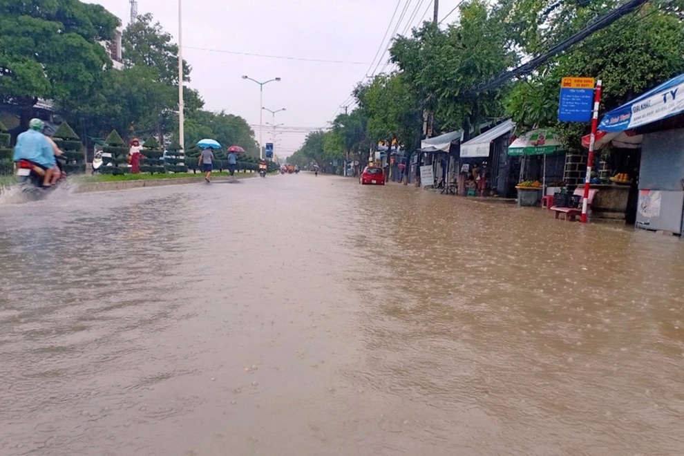 Nước lũ ngập mênh mông, đất đá bịt kín đường sau nhiều ngày mưa lớn - 10 Nước lũ ngập mênh mông, đất đá bịt kín đường sau nhiều ngày mưa lớn - 10