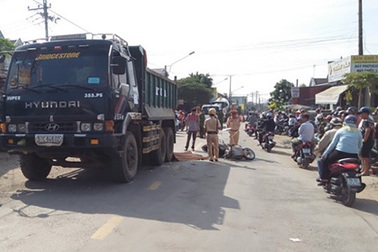 Tài xế xe ben cố tình lùi xe cán chết nữ sinh 15 tuổi?