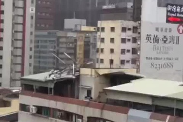 Mái nhà, container bị thổi bay trong bão Krathon ở Đài Loan