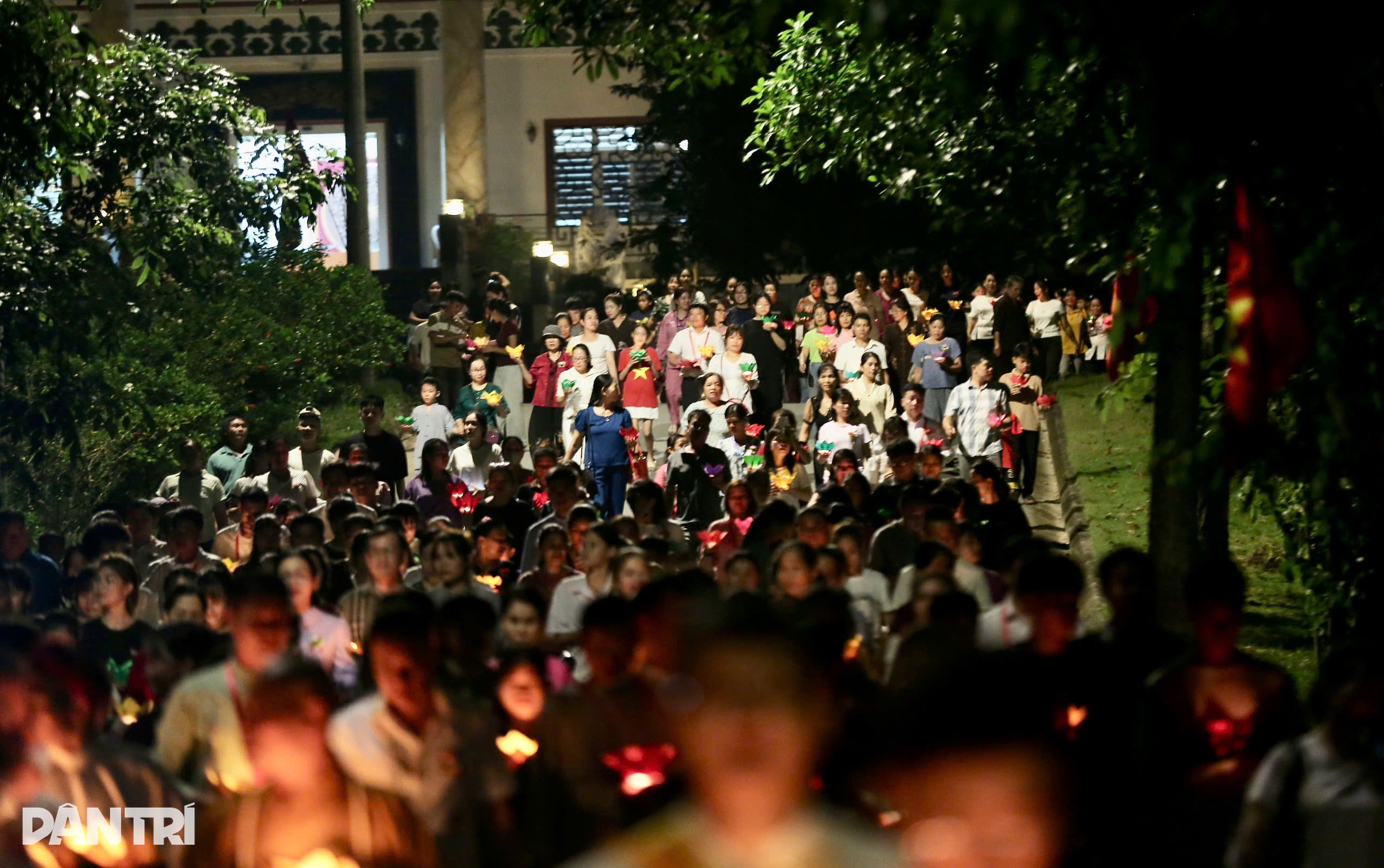 Hàng nghìn người thả hoa đăng trong đêm, cầu sức khoẻ cho bố mẹ ngày Vu Lan - 5 Hàng nghìn người thả hoa đăng trong đêm, cầu sức khoẻ cho bố mẹ ngày Vu Lan - 5