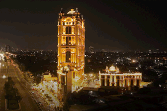 Giới trẻ thích thú check-in “tuyết rơi” giữa TPHCM