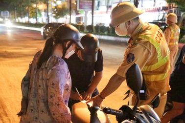 Thấy chốt kiểm tra nồng độ cồn, vợ xui chồng đổi lái