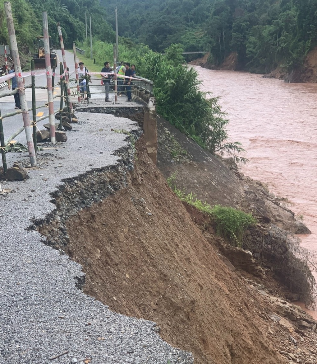 Mưa lũ nuốt gần nửa mặt đường ở Lai Châu - 1