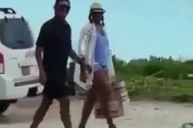 Obama đội mũ ngược, tản bộ trên bờ biển