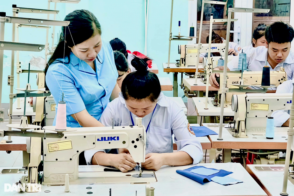 Từ đam mê may, thiết kế thời trang đến nữ giáo viên trẻ tiêu biểu toàn quốc - 3 Từ đam mê may, thiết kế thời trang đến nữ giáo viên trẻ tiêu biểu toàn quốc - 3