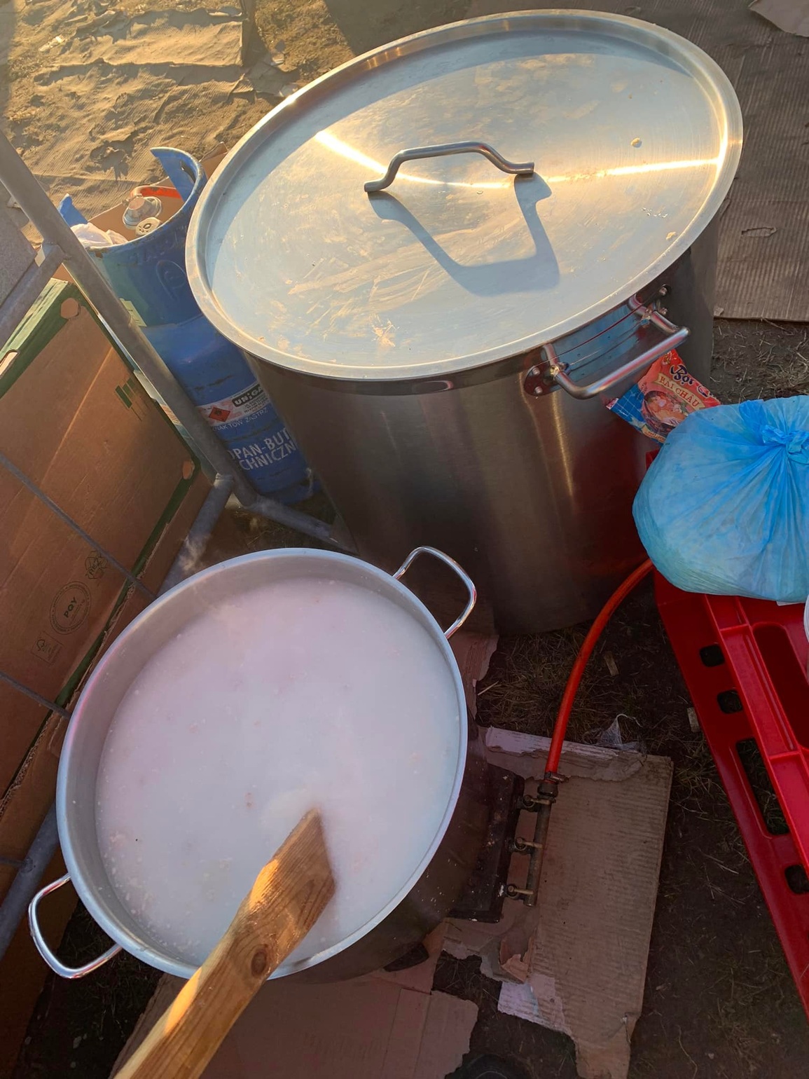 Người Việt nấu cháo chở ra biên giới, trắng đêm đón đồng hương từ Ukraine - 3 Người Việt nấu cháo chở ra biên giới, trắng đêm đón đồng hương từ Ukraine - 3
