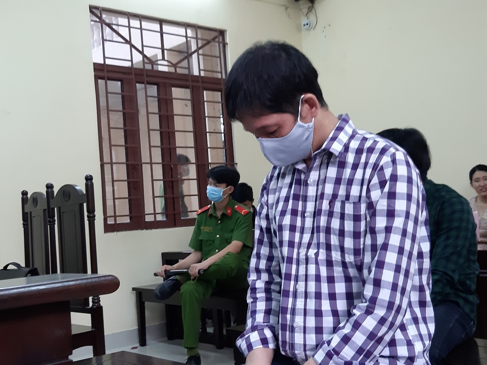 Vụ bé gái bị cha dượng hành hạ: Bị cáo nghĩ sao nếu mình bị châm thuốc lá? - 1 Vụ bé gái bị cha dượng hành hạ: Bị cáo nghĩ sao nếu mình bị châm thuốc lá? - 1