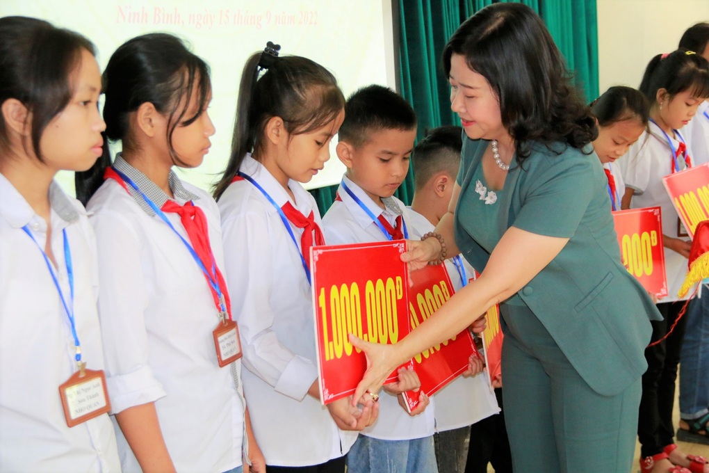 Tuần lễ hưởng ứng học tập suốt đời và trao học bổng cho học sinh nghèo - 1 Tuần lễ hưởng ứng học tập suốt đời và trao học bổng cho học sinh nghèo - 1