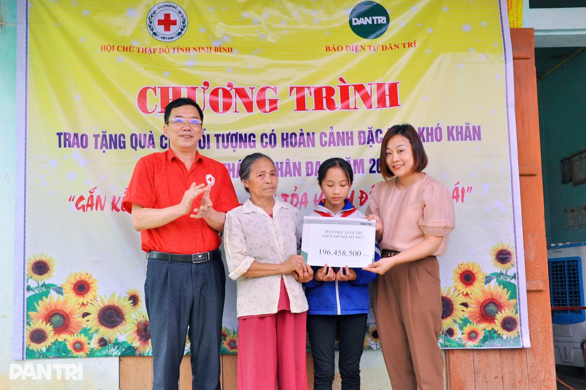 Hơn 200 triệu đồng trao tặng cô bé côi cút buồn bên bà nội già yếu - 3 Hơn 200 triệu đồng trao tặng cô bé côi cút buồn bên bà nội già yếu - 3
