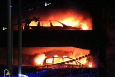 Lửa “địa ngục” thiêu rụi 1.400 xe hơi ở Anh đêm giao thừa