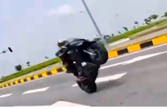 Các đối tượng điều khiển xe phân khối lớn bốc đầu khiến người tham gia giao thông lo sợ. Ảnh cắt từ clip.