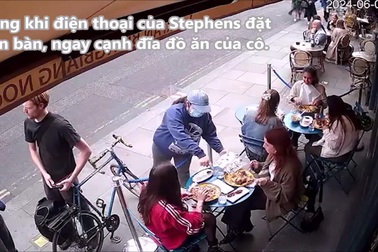 Cô gái bị lấy cắp smartphone ngay trước mặt mà không hay biết