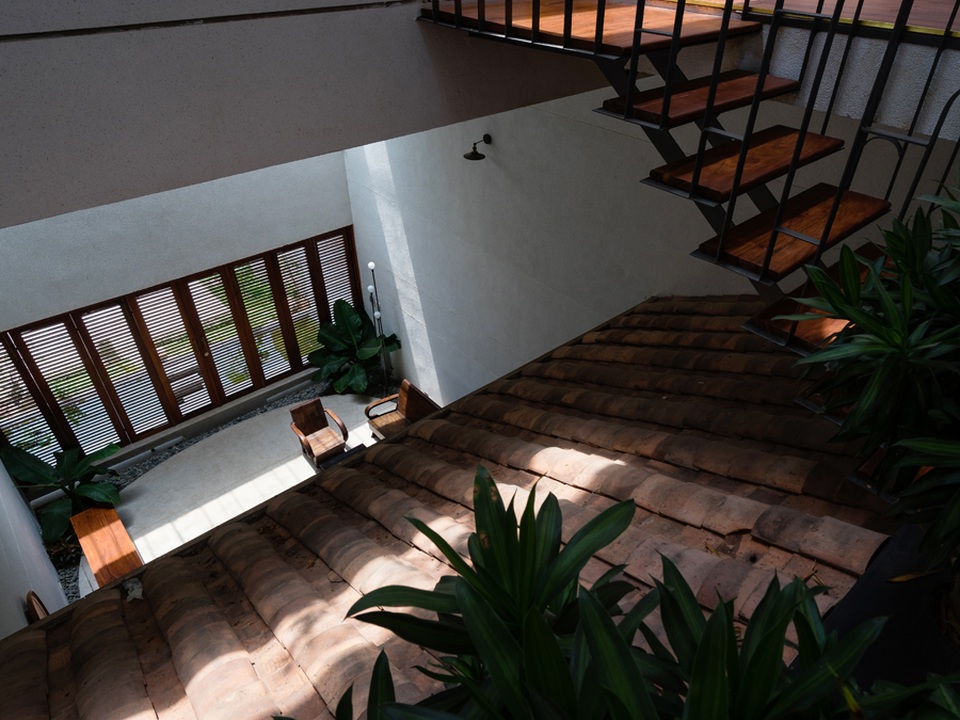 Bất ngờ “nhà chồng nhà” với kiến trúc giao thoa độc đáo ở Bình Dương - 7