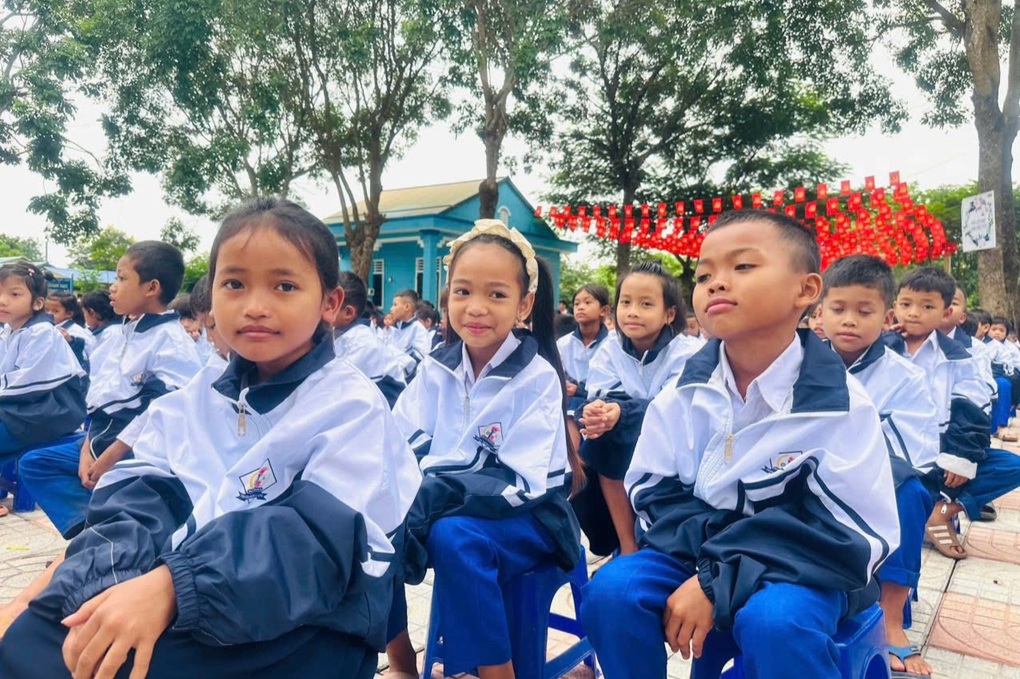 Học trò vùng cao vác mía, xách gà, gạo nếp tặng thầy cô ngày 20/11 - 3