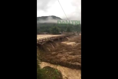 Nước lũ cuồn cuộn đổ về Nghĩa Lộ - Yên Bái
