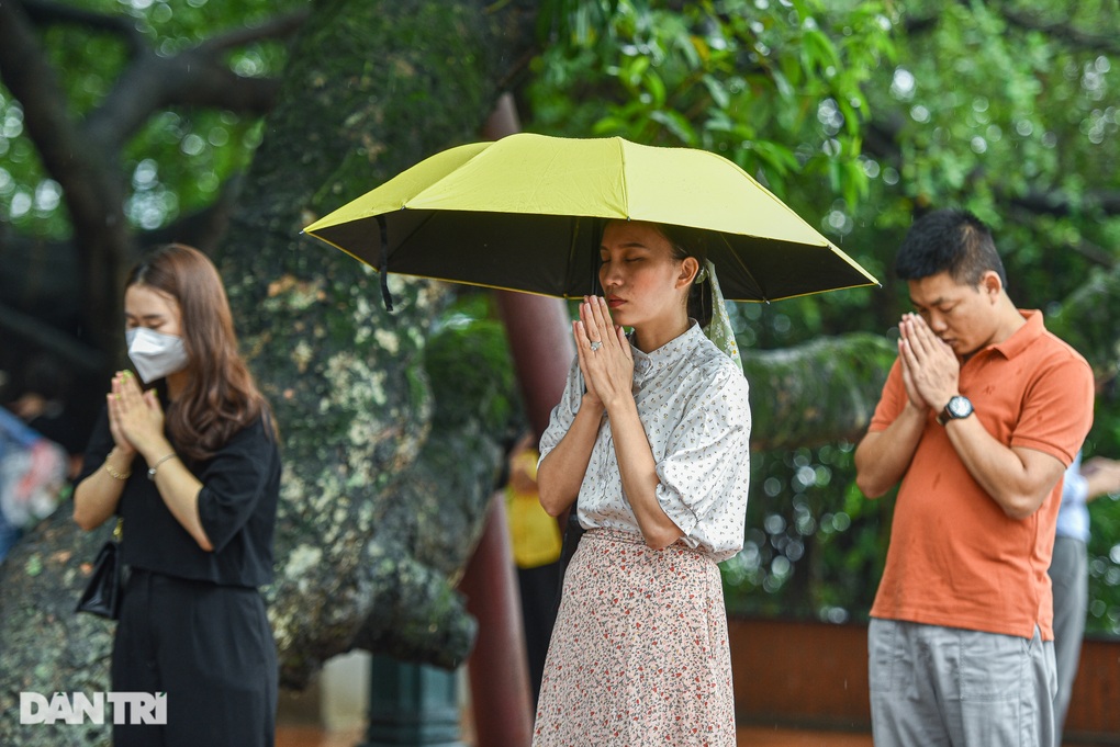 Mưa lớn kéo dài, Phủ Tây Hồ Hà Nội vắng vẻ trong ngày rằm tháng 7 - 5 Mưa lớn kéo dài, Phủ Tây Hồ Hà Nội vắng vẻ trong ngày rằm tháng 7 - 5