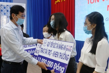 Khen thưởng 66 tập thể, cá nhân xuất sắc trong học tập, nghiên cứu