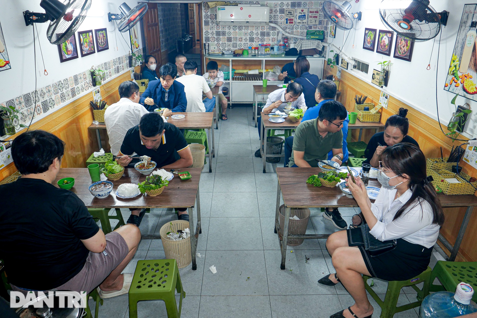 Quán bún chả trong ngõ đông nườm nượp, bán 600 suất/ngày ở Hà Nội - 1