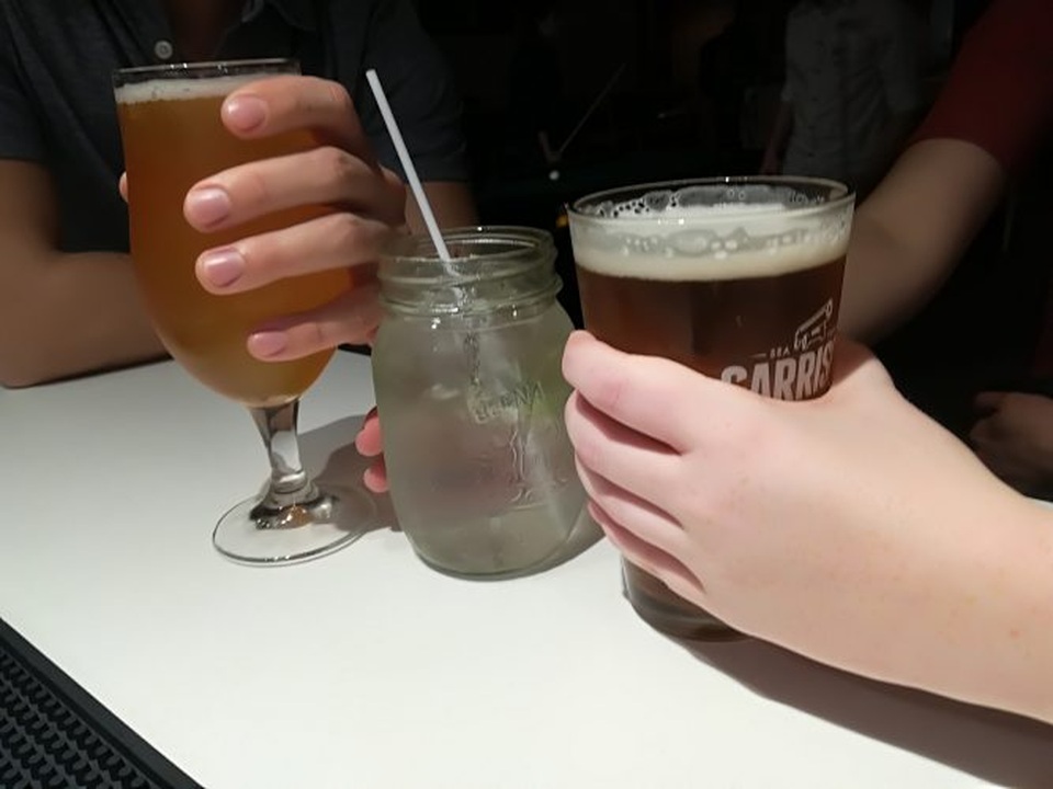 13 người nhiễm Covid-19 sau khi uống chung cốc, hút chung điếu thuốc - 2