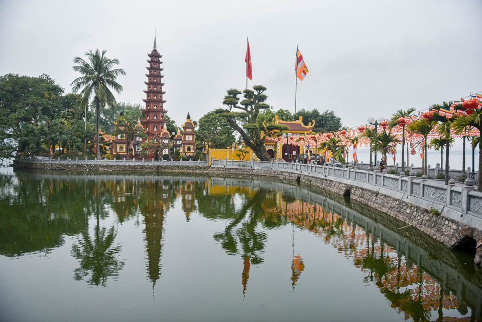 Loạt di tích nổi tiếng ở Hà Nội đóng cửa, du khách đứng ngắm cảnh từ xa - 4 Loạt di tích nổi tiếng ở Hà Nội đóng cửa, du khách đứng ngắm cảnh từ xa - 4