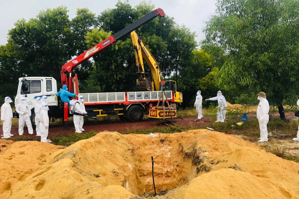 Không trắng lãnh đạo sau việc bí thư, chủ tịch chôn cất nạn nhân Covid-19 - 1 Không trắng lãnh đạo sau việc bí thư, chủ tịch chôn cất nạn nhân Covid-19 - 1