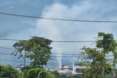 Khí trắng xả vào khu dân cư, công ty nói do “hơi nước ngưng tụ”