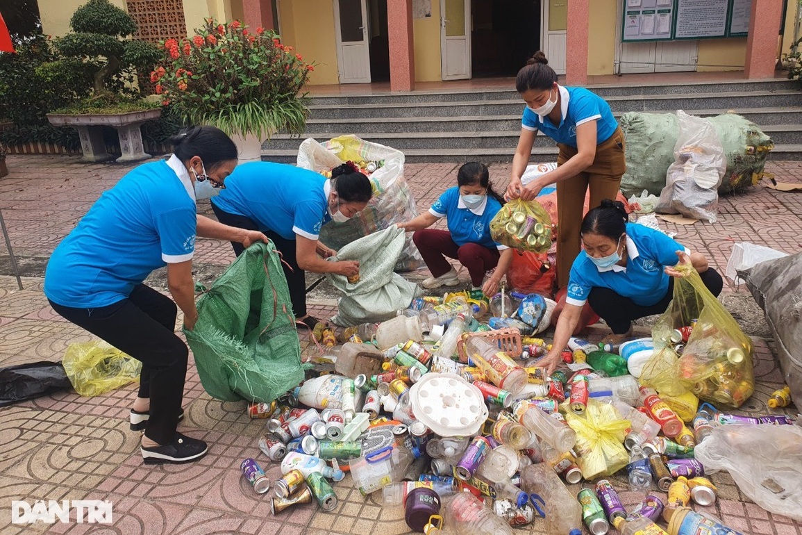 Phụ nữ biến rác thải thành tiền tỷ, mang yêu thương đến người nghèo - 2 Phụ nữ biến rác thải thành tiền tỷ, mang yêu thương đến người nghèo - 2