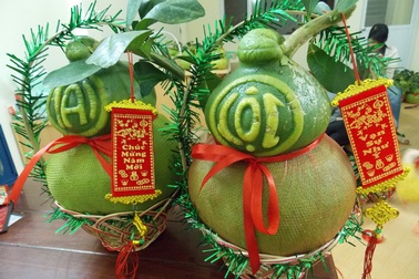 Bưởi tài lộc, dưa hấu siêu xe “hút” khách mua Tết
