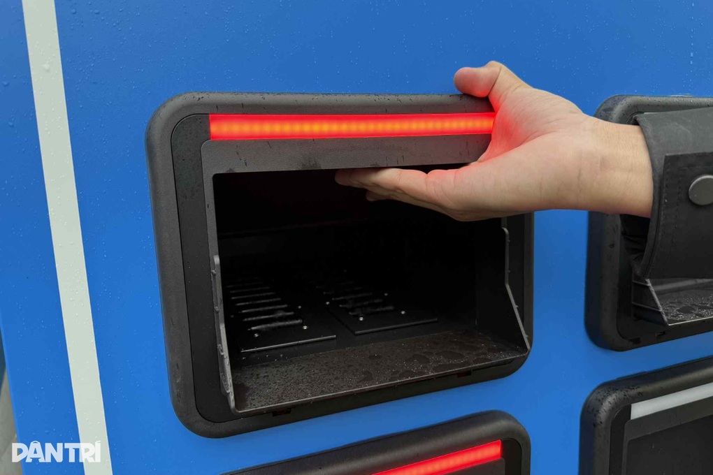 VinFast bắt đầu lắp trạm đổi pin xe máy điện, thao tác nhanh ngang đổ xăng? - 3 VinFast bắt đầu lắp trạm đổi pin xe máy điện, thao tác nhanh ngang đổ xăng? - 3