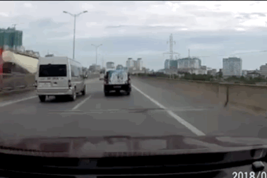 Xe chở học sinh lạng lách, đánh võng trên đường