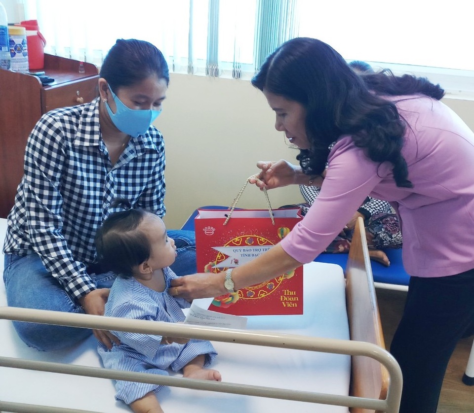 Sở LĐ-TBXH Bạc Liêu thăm, tặng quà cho trẻ em dịp Tết Trung thu - 6 Sở LĐ-TBXH Bạc Liêu thăm, tặng quà cho trẻ em dịp Tết Trung thu - 6