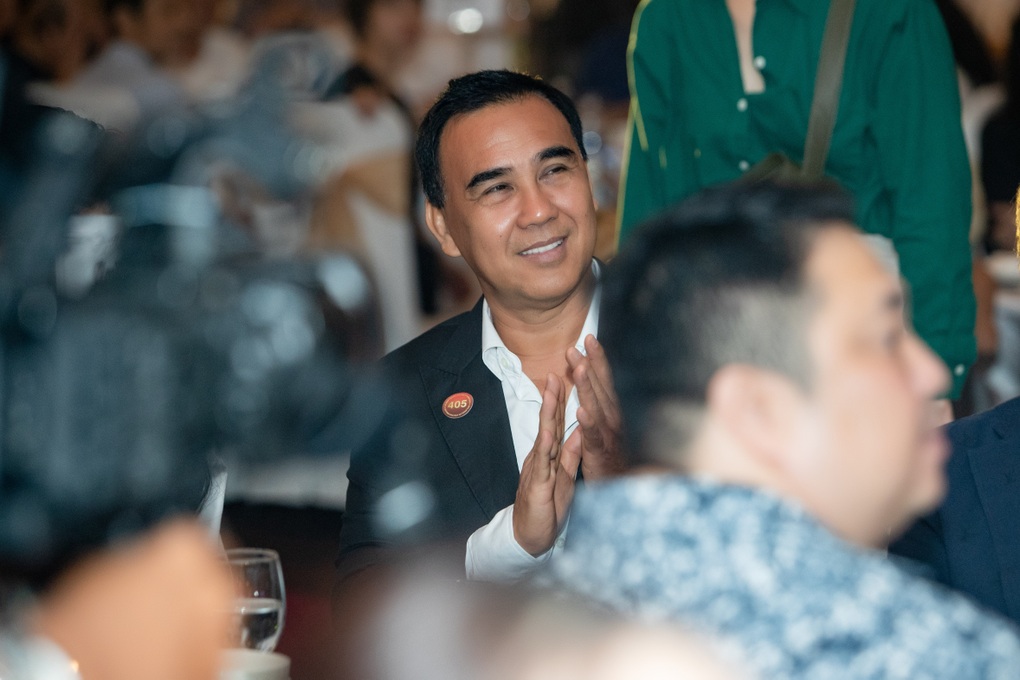 Quyền Linh tạo bất ngờ cho con gái Hạt Dẻ dịp sinh nhật 16 tuổi - 7 Quyền Linh tạo bất ngờ cho con gái Hạt Dẻ dịp sinh nhật 16 tuổi - 7