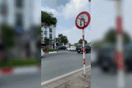 Biển cấm đặt hai bên đường, nhiều ô tô vẫn vô tư quay đầu ở Hà Nội