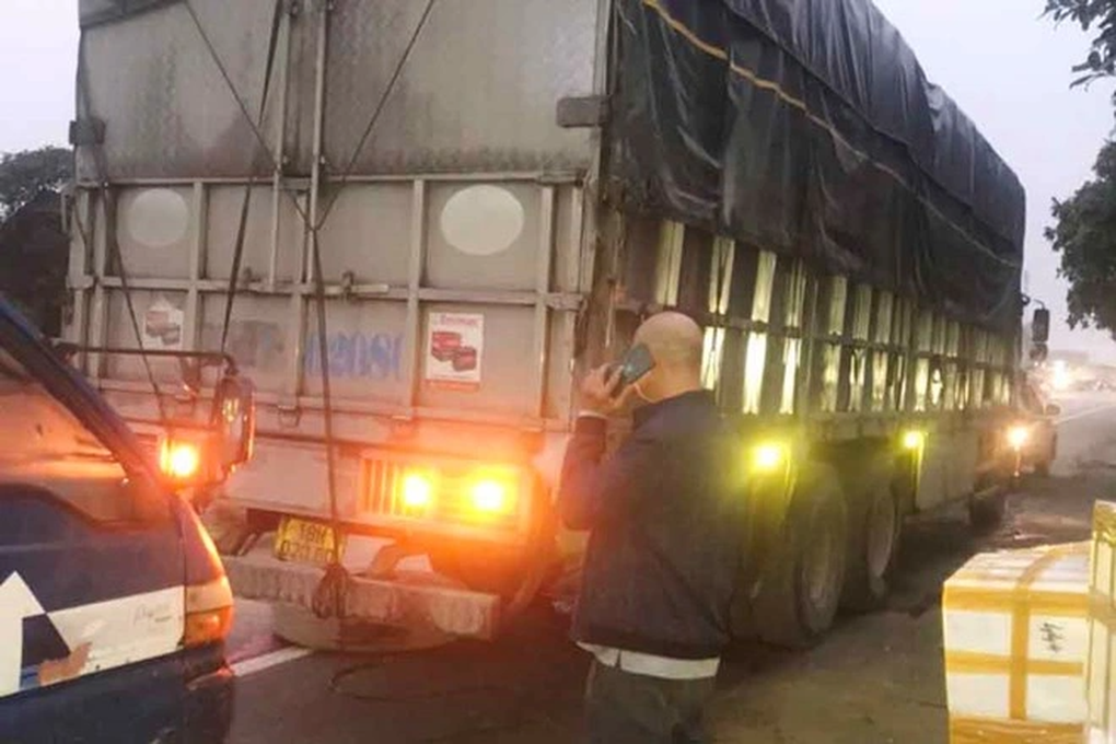 2 bé trai tử vong do bị bánh ô tô văng trúng - 1 2 bé trai tử vong do bị bánh ô tô văng trúng - 1