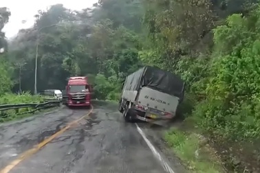 Xe tải gặp nạn vì lách tránh xe khách vượt ẩu trên đèo