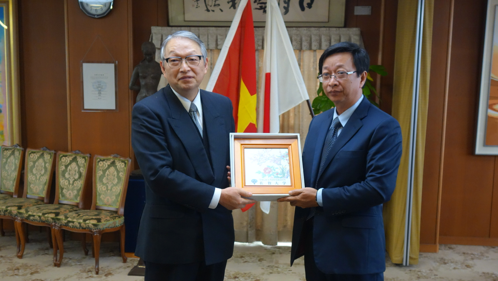 Trường đại học Việt Nam trồng loại rau giá 7 triệu đồng/kg - 3 Trường đại học Việt Nam trồng loại rau giá 7 triệu đồng/kg - 3